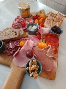 Planche apéritive charcuteries, pain et gourmandises